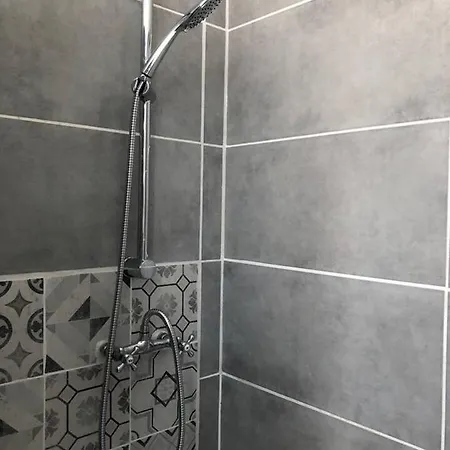 Joli Studio Independant Avec Jardin Daire *